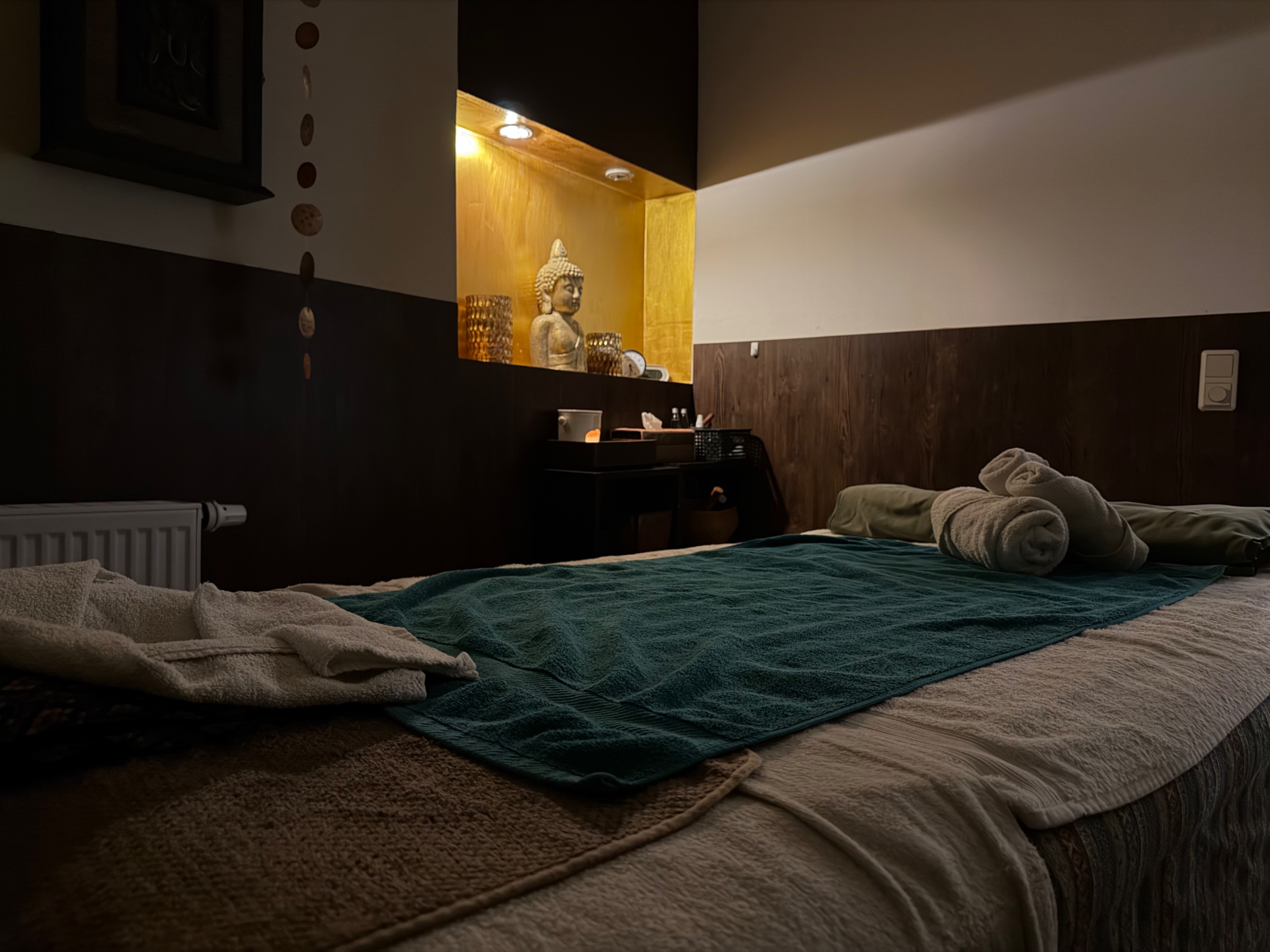 Behandlungsraum bei Niewthong mit Buddha-Nische und warmem Licht