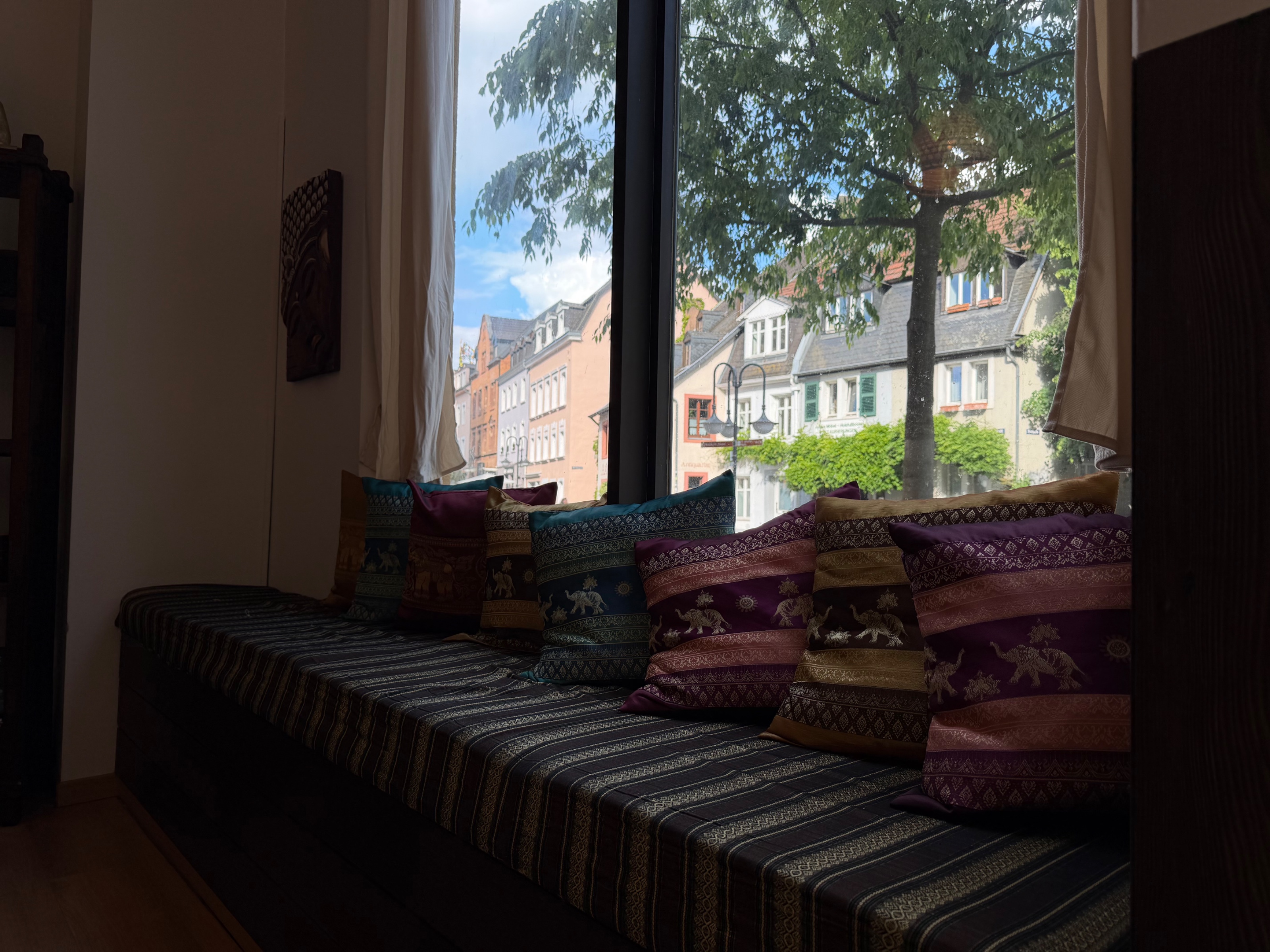Sitzplatz am Fenster mit Tageslicht